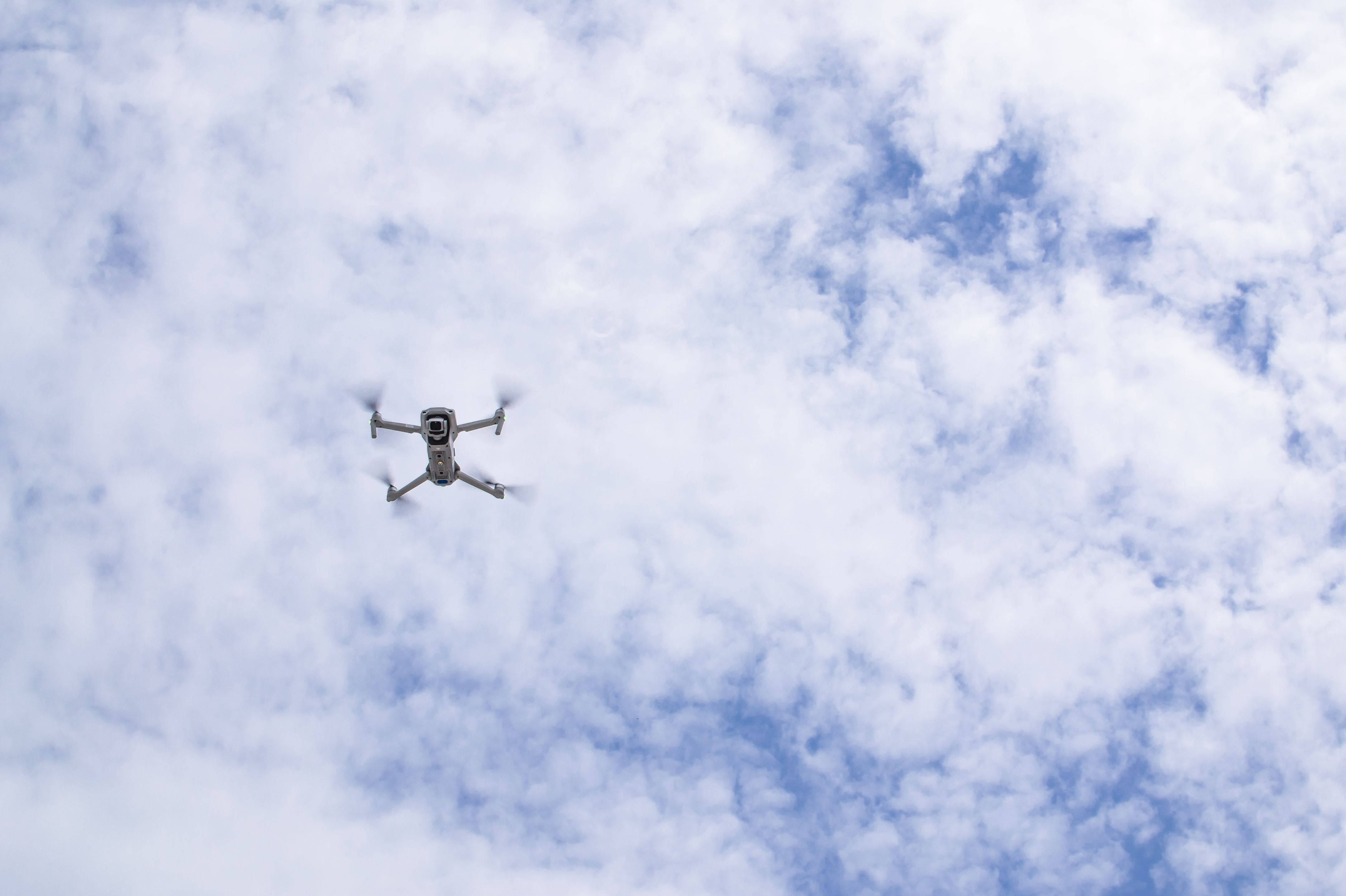 Latanie dronem bez uprawnień może być karane