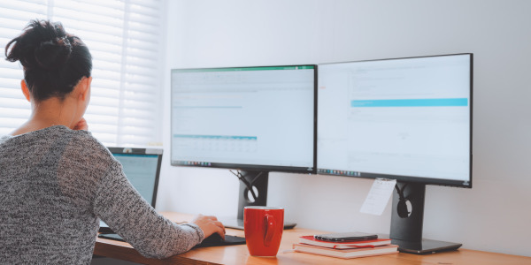 Praca na dwóch ekranach – jak zwiększyć wygodę i tempo realizacji pracy?