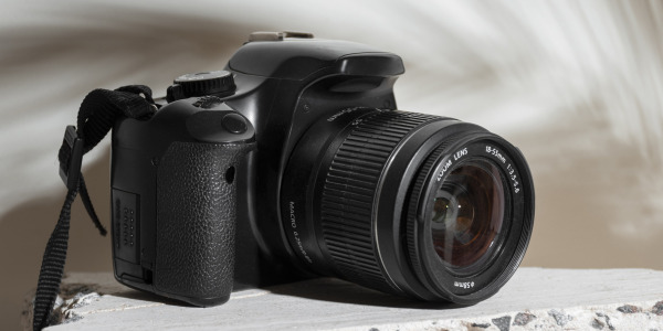 Canon EOS R50 – lekki aparat z dużymi możliwościami w codziennej pracy twórcy