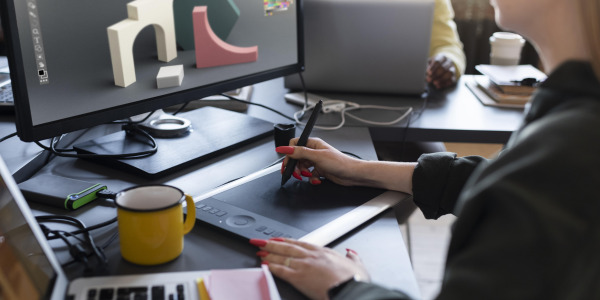 Monitor do precyzyjnej pracy z kolorem – jak dobrać sprzęt dla grafika?