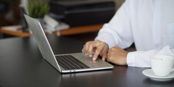 ASUS vs. Dell. Który laptop sprawdzi się najlepiej do pracy biurowej?