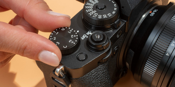 Jakie możliwości daje aparat hybrydowy w codziennej pracy?